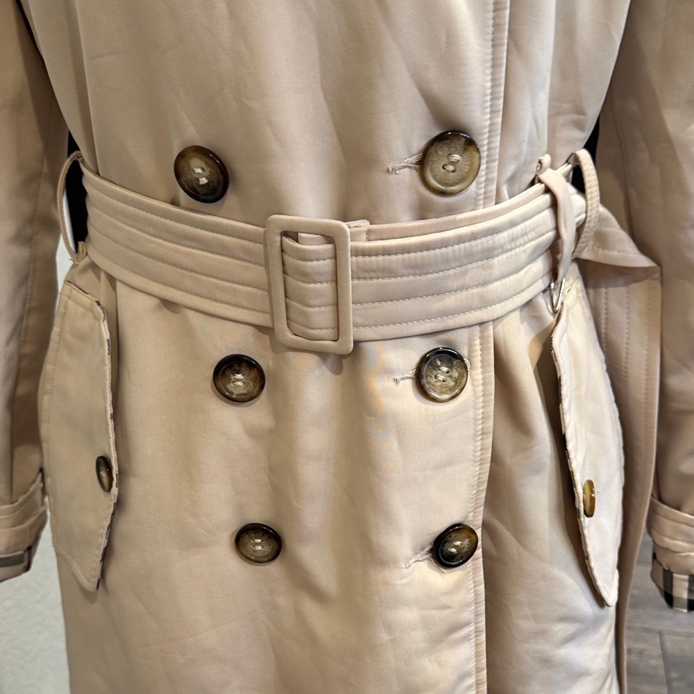 Authentic Burberry Light Tan Trench Coat - Picture 9 of 17